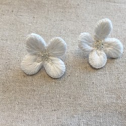 【送料無料】白いお花の刺繍ピアス 1枚目の画像