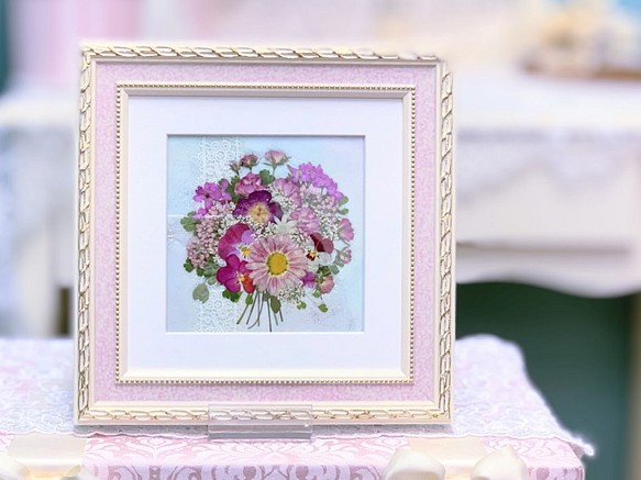 淡い虹色台紙のピンクの花束　押し花アート額 1枚目の画像