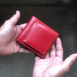 (新作です) 2つ折り財布　赤　コインが出し入れしやすいです。 1枚目の画像