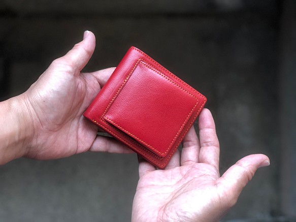 (新作です) 2つ折り財布　赤　コインが出し入れしやすいです。 1枚目の画像