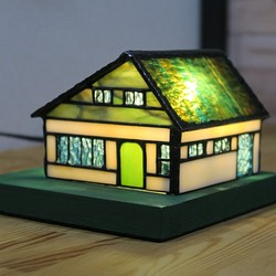ステンドグラスのホームハウスの可愛いランプ 1枚目の画像