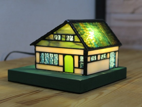 ステンドグラスのホームハウスの可愛いランプ 1枚目の画像