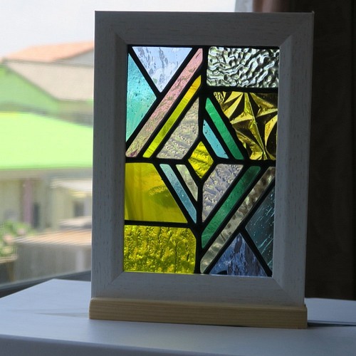 透明系の色ガラスでデザインしたステンドグラスの可愛いパネル サンキャッチャー ヒロおじさんのガラスのアトリエ 通販 Creema クリーマ ハンドメイド 手作り クラフト作品の販売サイト