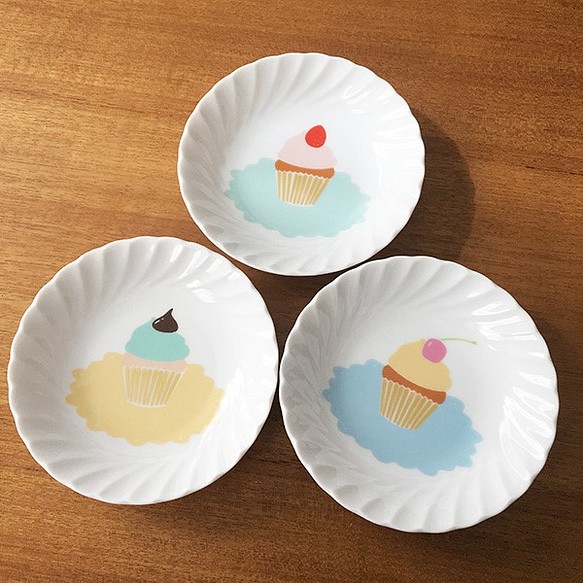 【SALE】カップケーキ 飾り縁 デザート皿 ３枚セット ★ ゼリー アイスクリームなど 11.3cm 1枚目の画像