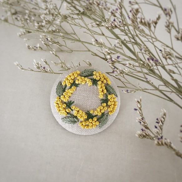 ミモザリースの手刺繍ブローチ ブローチ Marguerite 通販 Creema クリーマ ハンドメイド 手作り クラフト作品の販売サイト