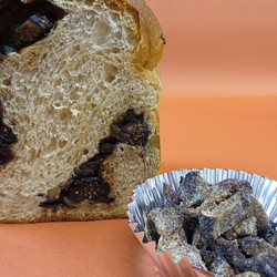 いちじく＆チョコ＆胡桃食パン　人気のチョコ＆胡桃食パンにミネラル、食物繊維が豊富に含まれているドライいちじくを加えました 1枚目の画像