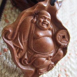 笑口常開：布袋様彫り：桃木とミャンマー翡翠のお紐仕立てストラップ、飾り物 1枚目の画像
