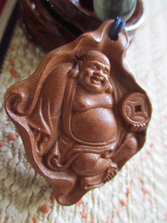 笑口常開：布袋様彫り：桃木とミャンマー翡翠のお紐仕立てストラップ、飾り物 1枚目の画像