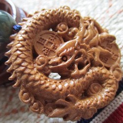 古銭龍/最大・最強を示す皇帝龍彫り桃木と ミャンマー翡翠の お紐仕立てストラップ