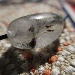 庭園水晶タンブル お紐仕立て 無段階調節可能ネックレス 1枚目の画像