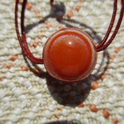 「天から降臨した神の眼」産地特定：チベット産赤天眼石14mm珠 お紐仕立て ネックレス もしくはストラップ 1枚目の画像