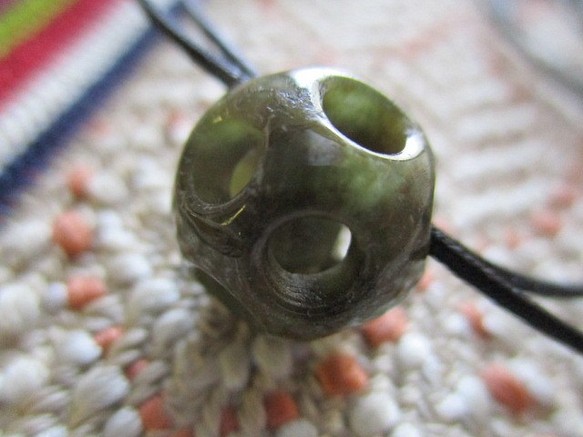 音がする宝珠：軟玉翡翠　お紐仕立てネックレス 1枚目の画像