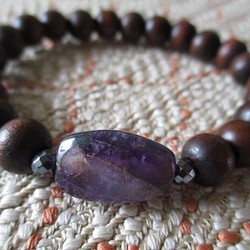 古い紫水晶とアンティーク木珠のブレスレット 1枚目の画像
