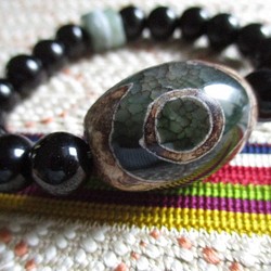 緑三眼天珠とミャンマー翡翠　黒瑪瑙/108珠お念珠からのブレスレット 1枚目の画像