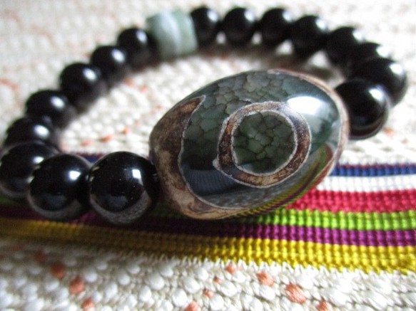 緑三眼天珠とミャンマー翡翠　黒瑪瑙/108珠お念珠からのブレスレット 1枚目の画像