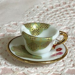 微型餐具綠色和金色寧靜的小杯子和碟子 第1張的照片