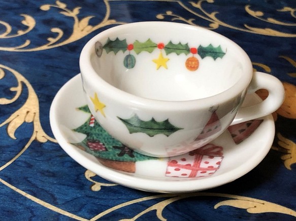 ミニチュア食器　クリスマスパーティーのカップ＆ソーサー 1枚目の画像