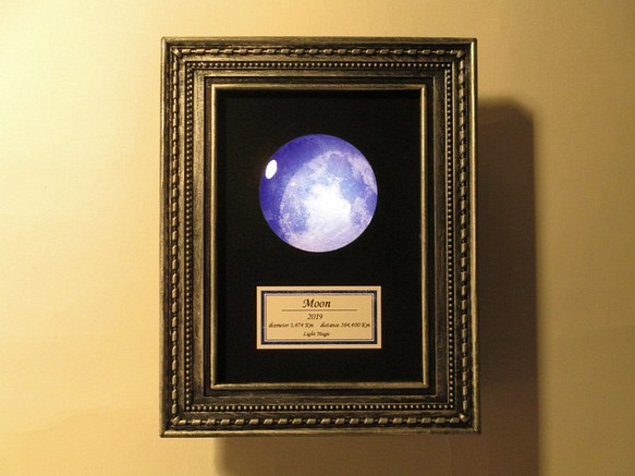 月の標本　ランプ　銀色額　小（黄/青色光）　GS005YB 1枚目の画像