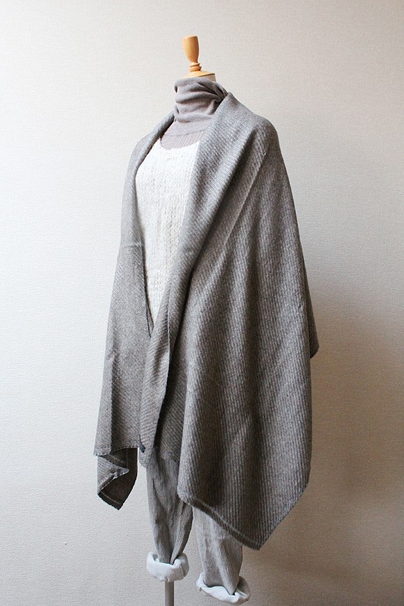 手織羊絨披肩灰色米色× 第1張的照片
