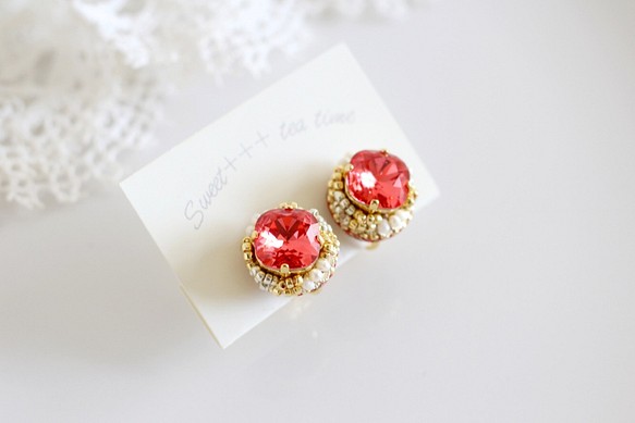 宝石チョコレート(red)◆極小淡水真珠とスワロフスキービジューの刺繍イヤリング 1枚目の画像