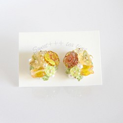 檸檬色の花束◆ヨーロピアンビーズとペリドット刺繍ピアス 1枚目の画像