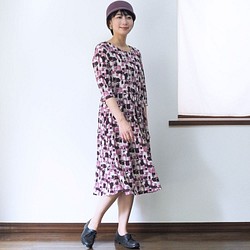 [XS-LL定做]軍裝風格的簡單連衣裙◇Chirimen材質，紫色花紋 第1張的照片