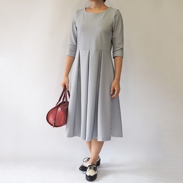 [S]阿米甚式簡單連衣裙◇四分之三的袖子（豎條紋，灰色）*稍厚的布料* 第1張的照片