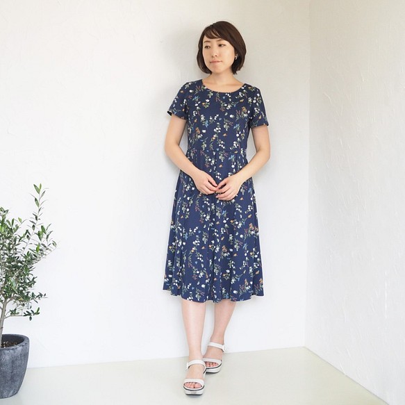 [M]阿米甚式簡單連衣裙◇短袖（花園花紋，海軍藍）*面料略薄* 第1張的照片
