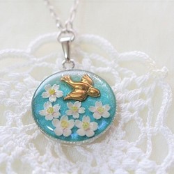 小鳥と桜のネックレス 1枚目の画像