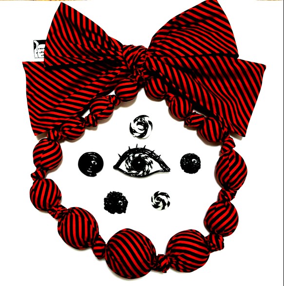 ポンポンリボンネックレス(赤×黒ボーダー) 1枚目の画像