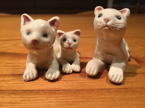 ネコちゃん３人家族  陶器の置物です 1枚目の画像