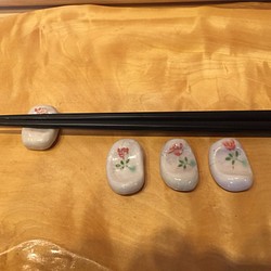 陶器製 花柄の箸置き  4個セット 1枚目の画像