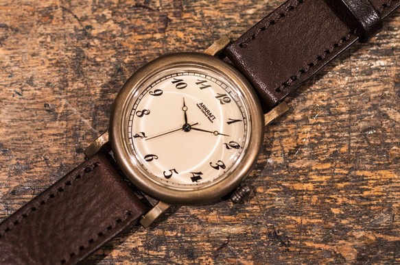 レトロ感とシンプルさ兼ね備えた大き目の腕時計(Morris Large/受注生産品) 1枚目の画像