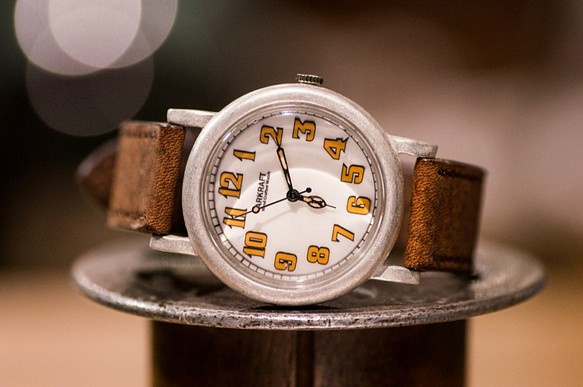シンプルさとヴィンテージ感を併せ持つ大き目の腕時計(Miles Large/店頭在庫品) 1枚目の画像