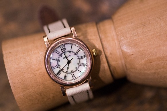 ローズゴールドのケースとマザーオブパールの文字盤の綺麗な小ぶりな腕時計(Amy Small/店頭在庫品) 1枚目の画像