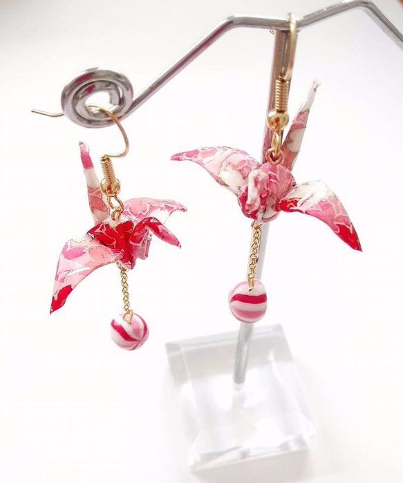 鶴と手まり飴のピアスサーモンピンク 和風アクセサリー 1枚目の画像