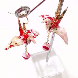 鶴と手まり飴のピアス赤 和風アクセサリー 1枚目の画像
