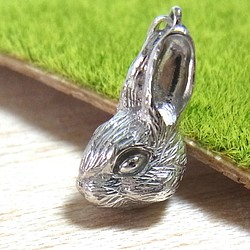 【受注生産】ウサギのペンダントトップ(SV925 ロジウムメッキ) 1枚目の画像