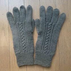 送料無料！男性用手編みの5本指手袋＊チャコールグレー♪ 1枚目の画像