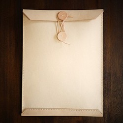 【受注生産・納期5日】A4サイズの本革封筒型クラッチバッグ 1枚目の画像