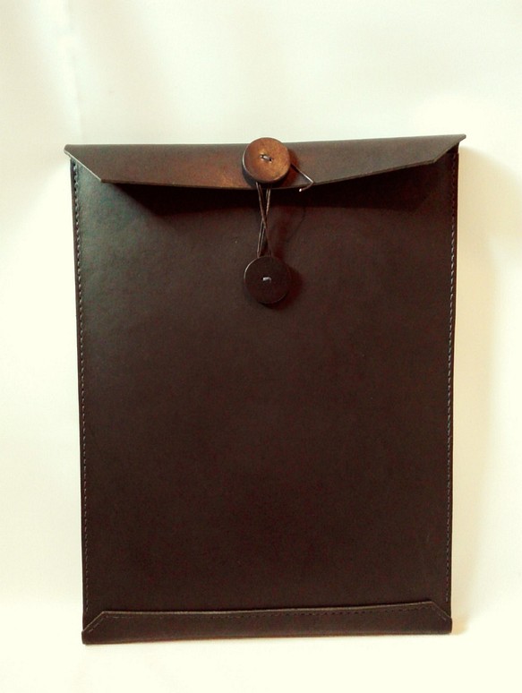 【受注生産・納期5日】A4サイズの本革封筒型クラッチバッグ（ブラック） 1枚目の画像