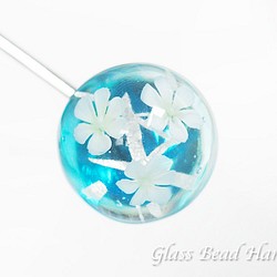 ＊白い花 ガラスのヘアピン（青）バーナーワーク＊ 1枚目の画像