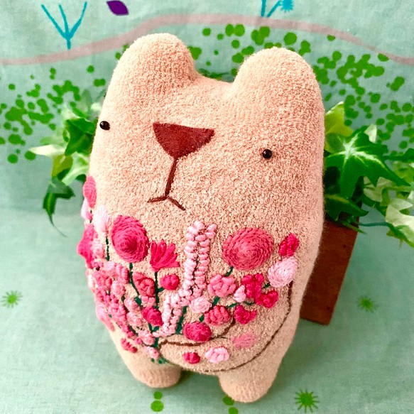 オーダー製作 ピンクの花束をどうぞ のほほん 太っちょクマさんの縫いぐるみ お花の色味変更可 ぬいぐるみ ホホえみ 通販 Creema クリーマ ハンドメイド 手作り クラフト作品の販売サイト