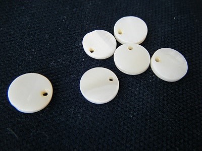 シェルパーツ　天然貝殻　白色　１ｃｍ　１０個入り 1枚目の画像