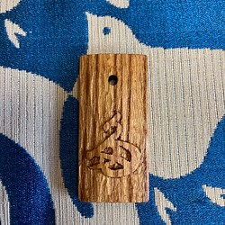 お好きな1文字を手彫りします。ケヤキとウェンジの手作り木札！ 1枚目の画像