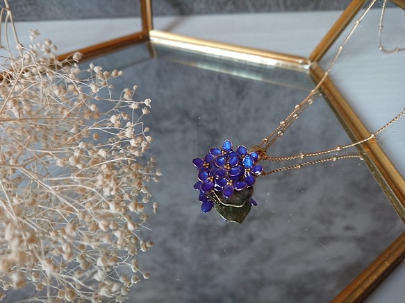 紫陽花の花束ネックレス(瑠璃色) 1枚目の画像