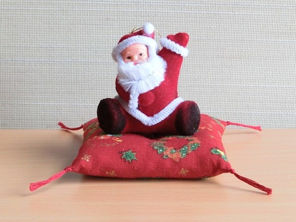 お人形置物用お座布団　クリスマスリース柄　赤色　８cm角 1枚目の画像