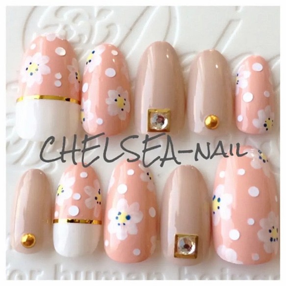 ベージュ花柄ネイル ネイルチップ ネイルシール Chelsea Nail 通販 Creema クリーマ ハンドメイド 手作り クラフト作品の販売サイト