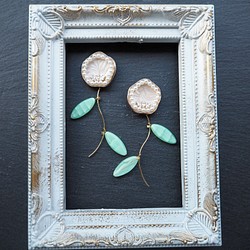 一輪のお花 サージカルステンレスピアス/イヤリング パールカラーと夏色ミントグリーン シャーベットカラーの耳飾り 1枚目の画像
