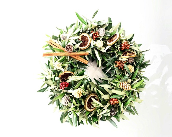 送料無料＊クリスマスからお正月に通年飾れる花言葉は幸せなオリーブのリース 1枚目の画像